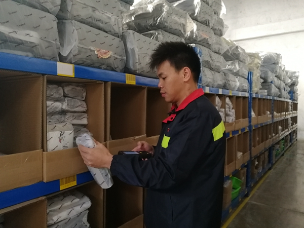 5d01a794209cd 时尚行业稳中有升 未来竞争越发强烈