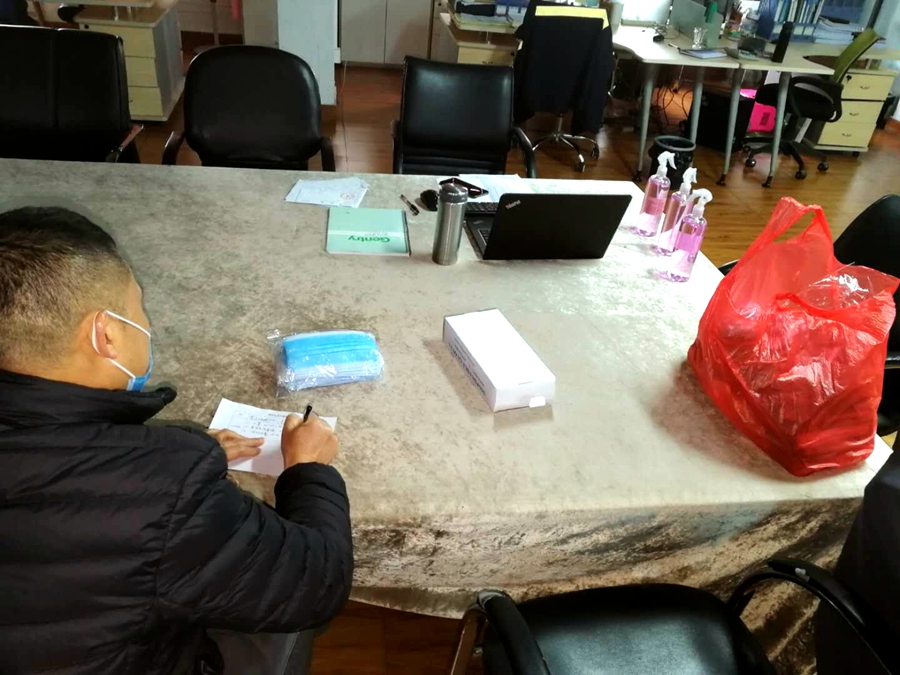 仓储部后勤人员为仓库配置防疫物资 仓储部后勤人员为仓库配置防疫物资